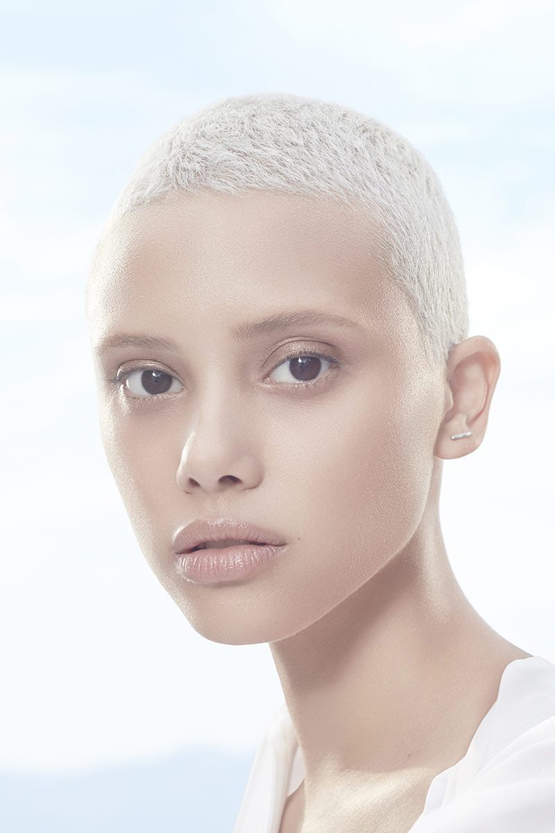 Platinblonder Kurzhaarschnitt