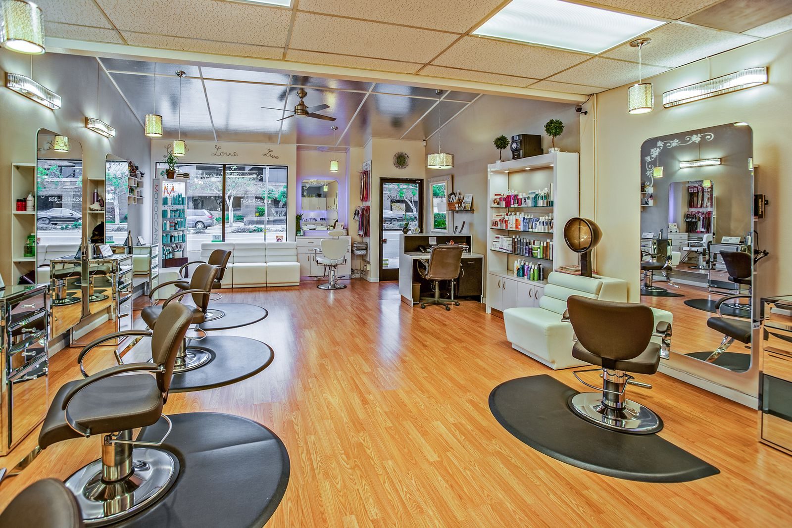 Warmes, einladendes Friseursalon-Ambiente bei Ronnys Haarstudio