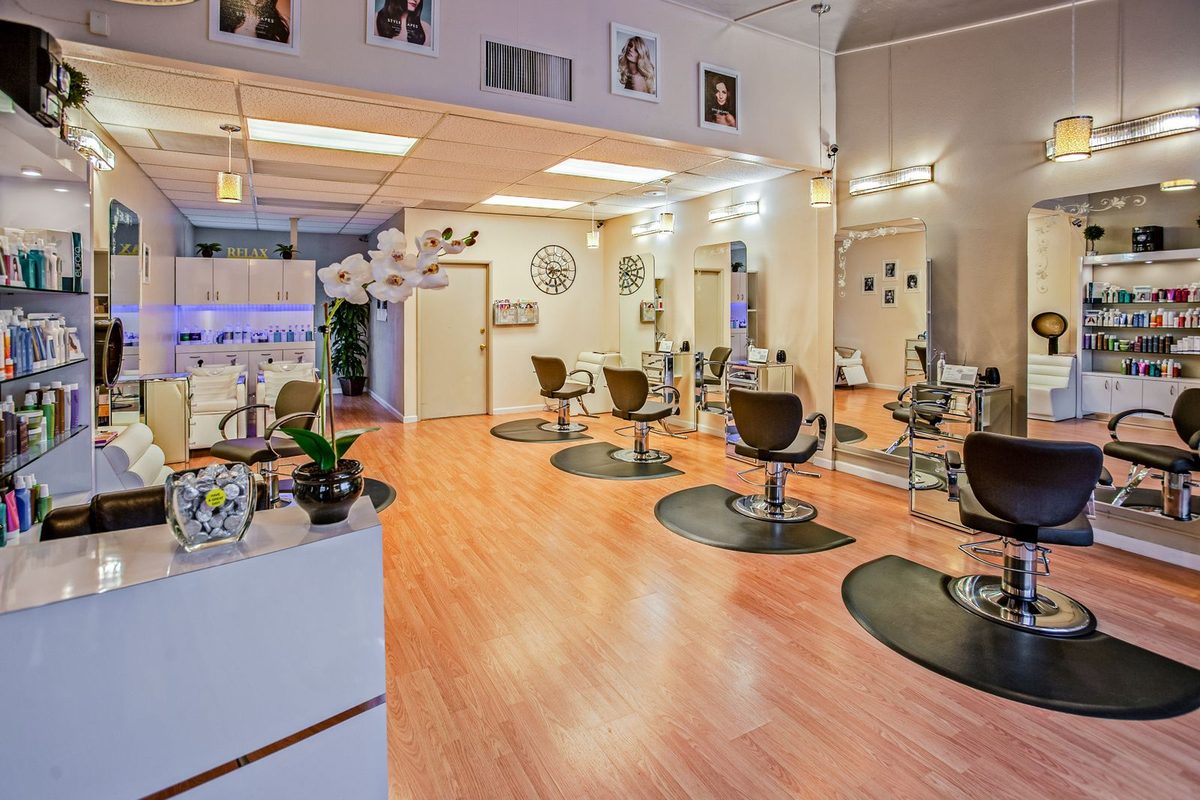 Salon-Ambiente mit Holzboden